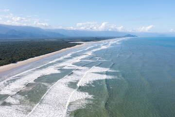 imagem aerea de uma Praia Grande e limpa