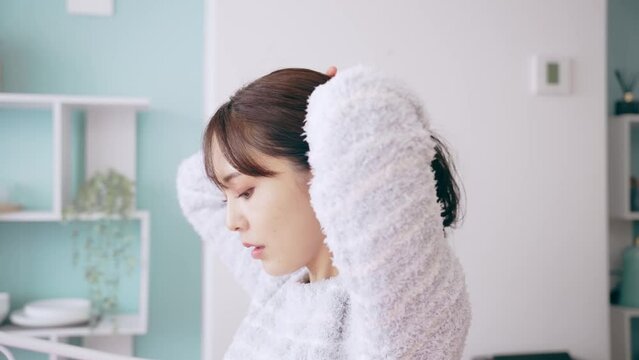 髪をまとめる女性