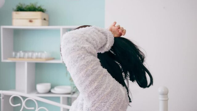 髪をまとめる女性