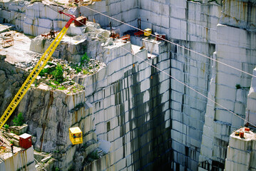 The Rock of Ages quarry at Barre, Vermont, USA. The worlds largest granite quarry. Workers lowered in cage down rock face - obrazy, fototapety, plakaty