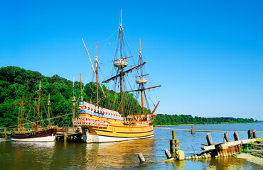James Fort, Jamestown on the James River, Virginia, USA. Replicas of English colonists ships where they first settled 1607 - obrazy, fototapety, plakaty