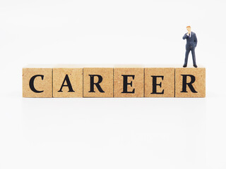 Careerと書かれたブロックとビジネスマン、キャリアを考える