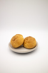 白い陶器皿の上のシュークリーム2個 2 縦
Two cream puffs on a white ceramic plate 2, overlooking
