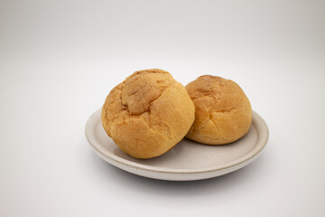 白い陶器皿の上のシュークリーム2個 2
Two cream puffs on a white ceramic plate 2