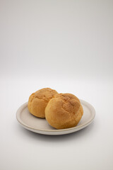 白い陶器皿の上のシュークリーム2個 1 縦構図
Two cream puffs on a white ceramic plate, vertical image