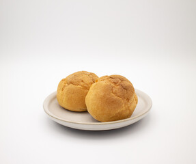 白い陶器皿の上のシュークリーム2個 1
Two cream puffs on a white ceramic plate 1