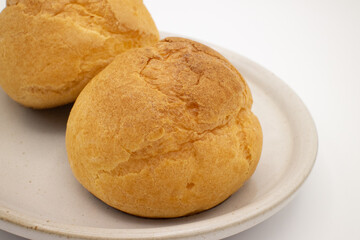 白い陶器皿の上のシュークリーム2個 右クローズアップ
Two cream puffs on a white ceramic plate, right side close-up