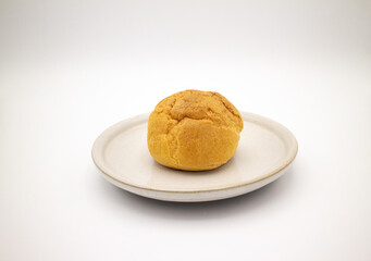 白い陶器皿の上のシュークリーム１個 
a cream puff on a white ceramic plate