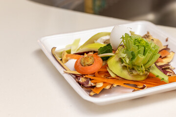 キッチンのシンクの横に残された生ゴミ