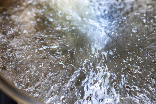 沸騰する水の表面 © 木村 亨