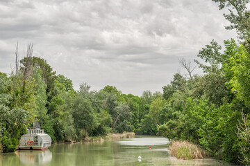 Fototapeta na wymiar Tajo River as it passes through the city of Aranjuez.