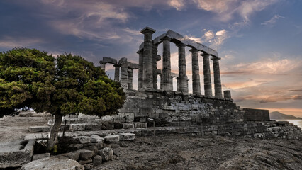 Fototapeta na wymiar Evening at the foot of the Temple of Poseidon