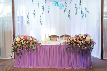 Floral decorations on the wedding table