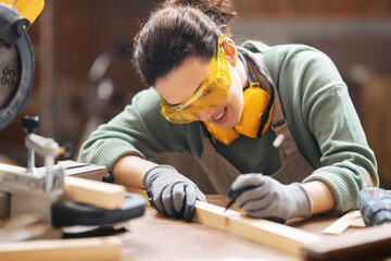 woman carpenter in workshop - obrazy, fototapety, plakaty