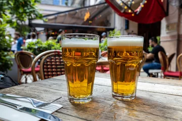 Tableaux ronds sur aluminium brossé Budapest Coups of beer over restaurant table, Budapest