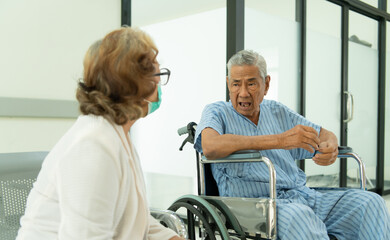 Obraz premium An elderly couple talked and looked at each other with love and care. The husband was sick and treated the foot in the hospital for several days.