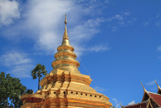 beautiful golden pagoda Wat Phra That Si Chom Thong Important temples in Chiang Mai Province, Thailand