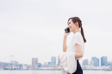 スマホで通話をするビジネスウーマン