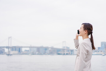 スマホで通話をするビジネスウーマン