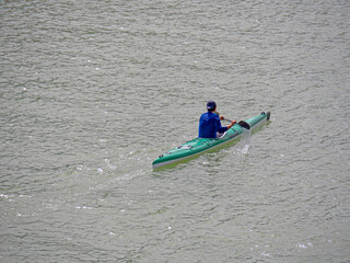 Piraguista entrenando en el río Guadalquivir. Sevilla