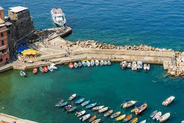 Gardinen Aerial view of the small port of the ancient Vernazza village with small boats moored and the ferry station. Cinque Terre National park in Liguria, La Spezia, Italy, Europe. UNESCO world heritage site © Alberto Masnovo