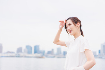 Fototapeta premium 外回り営業で汗をかくビジネスウーマン