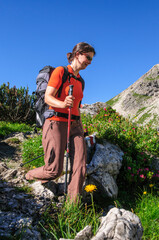 Gutgelaunte Frau beim Wandern in den Allgäuer Hochalpen