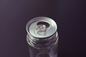 canette de soda sur verre