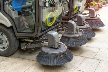 Street Sweeper Truck Two Rotating Brushes at Front