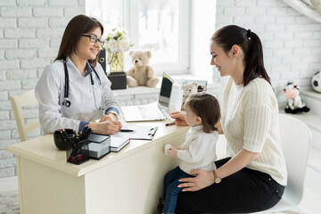 Obraz premium Pediatrician Meeting With Mother And Child In Hospital