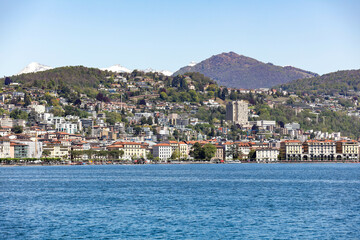 Fototapeta na wymiar Maisons et immeubles au bord du lac de Lugano