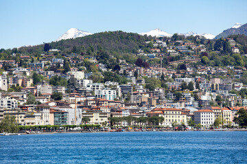 Fototapeta na wymiar Vue de maisons et villas de la ville Lugano 