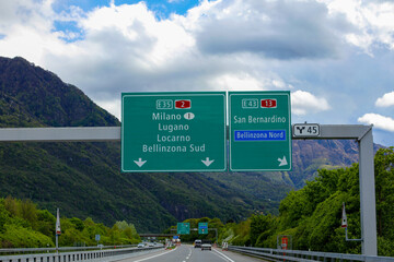 Panneau de direction sur l'autoroute en Suisse - obrazy, fototapety, plakaty
