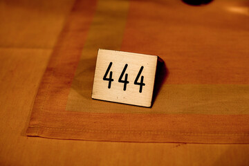 Etiquette en métal avec le chiffre 444