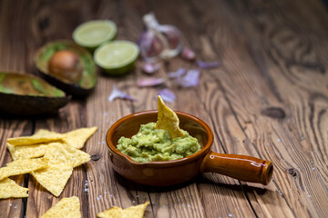 avocado dip flavored with garlic, chili, pepper, and lime juice with corn nachos