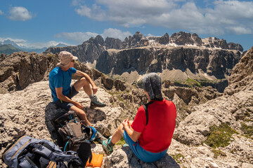 Nach sch&ouml;nem Aufstieg durch das Lange Tal Blick vom Val De Chedul - Cirspitzen auf Sellagruppe - Tiroler Alpen / Dolomiten. Touristen kommen nach Wolkenstein / Gr&ouml;den zum Sport, Erholung und Wandern.
