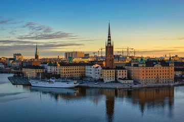 Poster Stockholm Zweden, skyline van de zonsopgangstad bij Gamla Stan en Slussen © Noppasinw