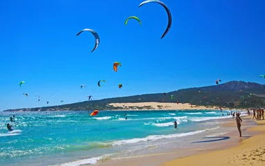 Foto auf Acrylglas Strand Bolonia, Tarifa, Spanien Tarifa, (Costa de la Luz, Playa de Bolonia), Spanien - 18. Juni. 2016: Schöne Atlantik-Kite-Surfer-Lagune, natürlicher Sandstrand, Hügel, blauer Himmel