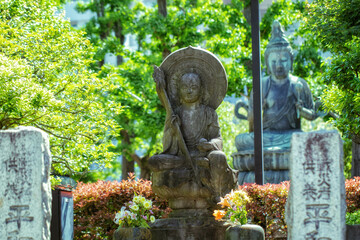 浅草、浅草寺境内の平和地蔵尊と後ろの二尊仏が見える風景