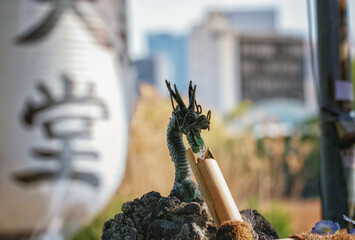 東京、上野公園の不忍池弁天堂の手水舎の龍