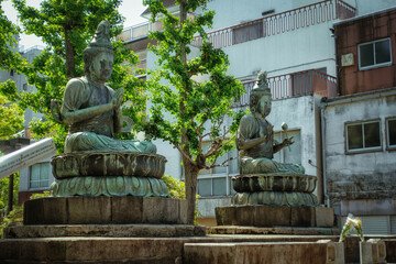 東京、浅草寺の二尊仏（勢至菩薩坐像・観音菩薩坐像です）