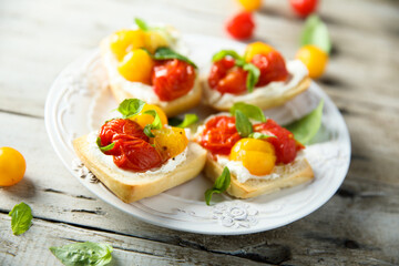 Tomato crostini with cream cheese and fresh basil