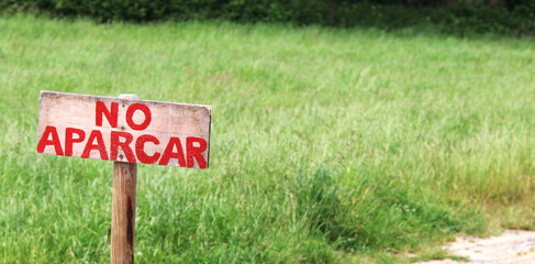 Handmade sign in Spanish that says do not park