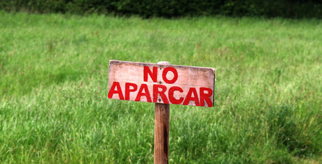 Handmade sign in Spanish that says do not park