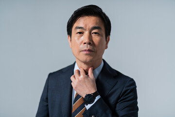 体調の悪そうな60代ビジネスマン