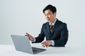 ビデオ通話をする60代ビジネスマン