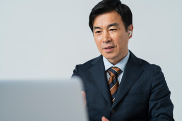 ビデオ通話をする60代ビジネスマン