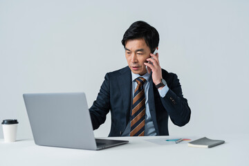電話をする60代ビジネスマン