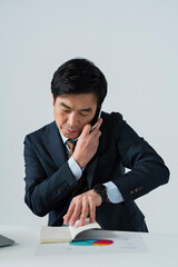 電話をする60代ビジネスマン