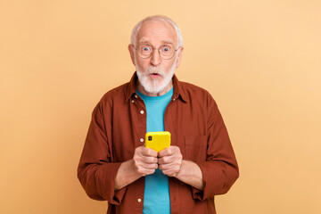 Photo of impressed granddad see many likes reposts on his post in social network isolated on beige color background